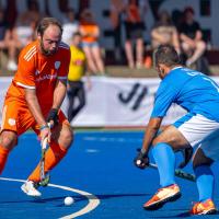 Ralph Esser (links) in actie voor het nationale team parahockey. Foto © Jeannet Koomans.