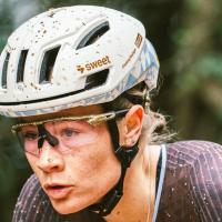 Wendy Oosterwoud geconcentreerd in actie.