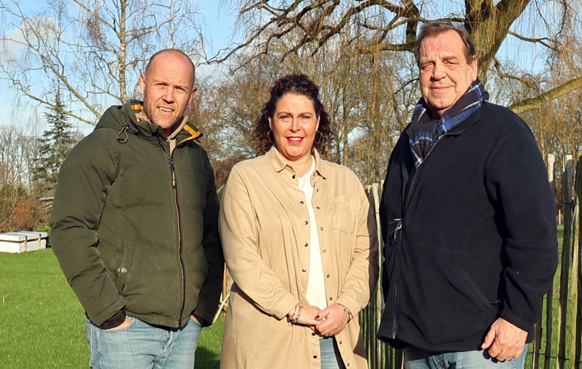 Carl Verheijen bij De Zwanenhof in Zenderen, samen met Daniëlle Bartelink en haar voorganger Bert Bosman als voorzitter van het Sportgala Borne. Foto © Sportgala Borne.