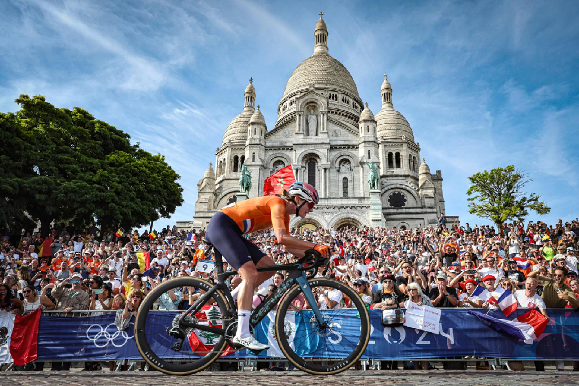 Marianne Vos tegen het fraaie decor van de Sacre Coeur op weg naar Olympisch zilver in Parijs.