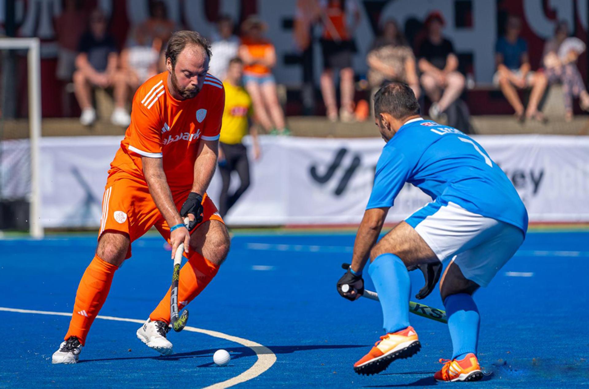 Ralph Esser (links) in actie voor het nationale team parahockey. Foto © Jeannet Koomans.