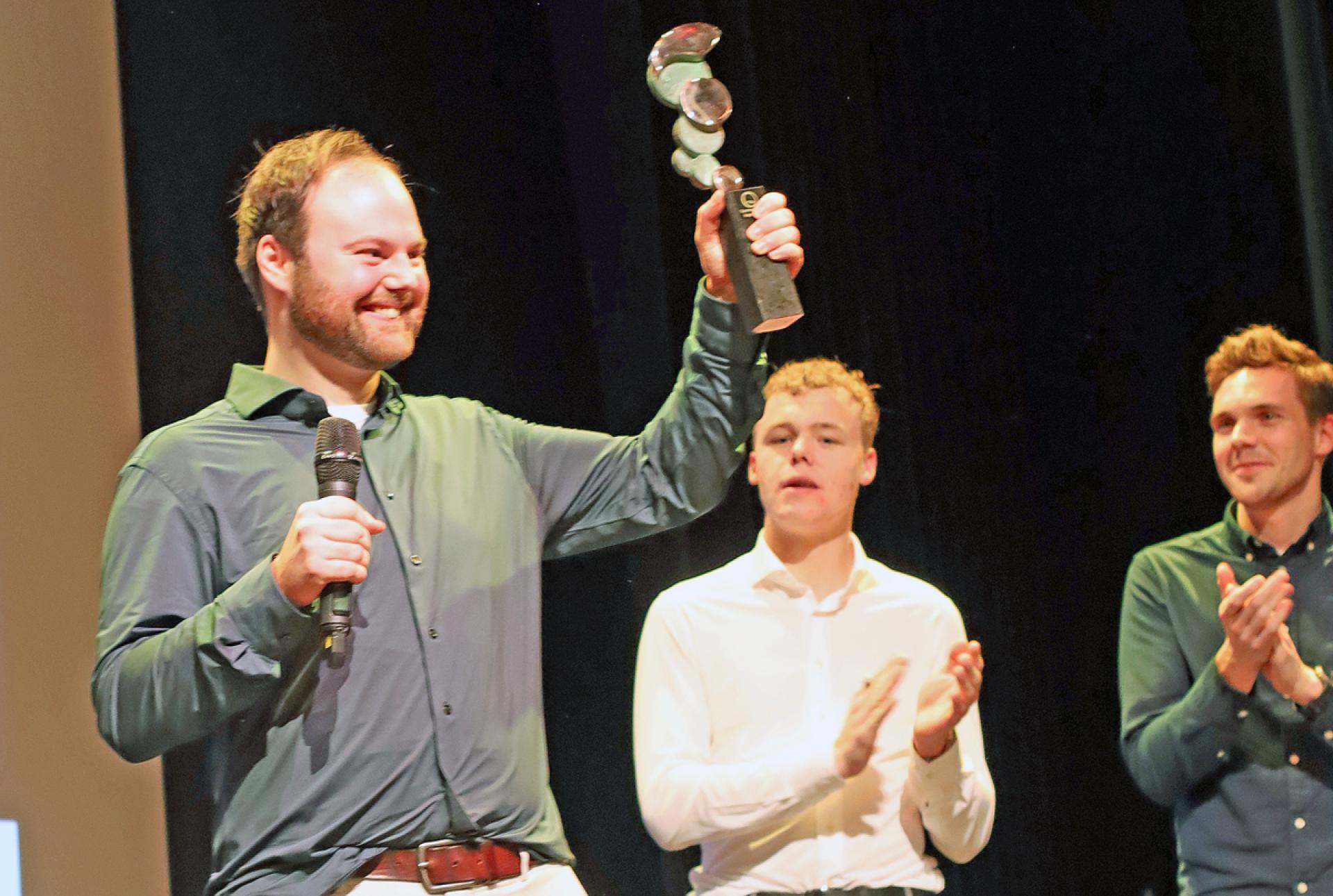 Ralph Esser, sportman van 2023 en lid van het nationale team parahockey met de bokaal. Rechts van hem zijn voorganger Rick Elzinga en Joris Lentfert. Foto © Monique ter Braak-Ketelaar.