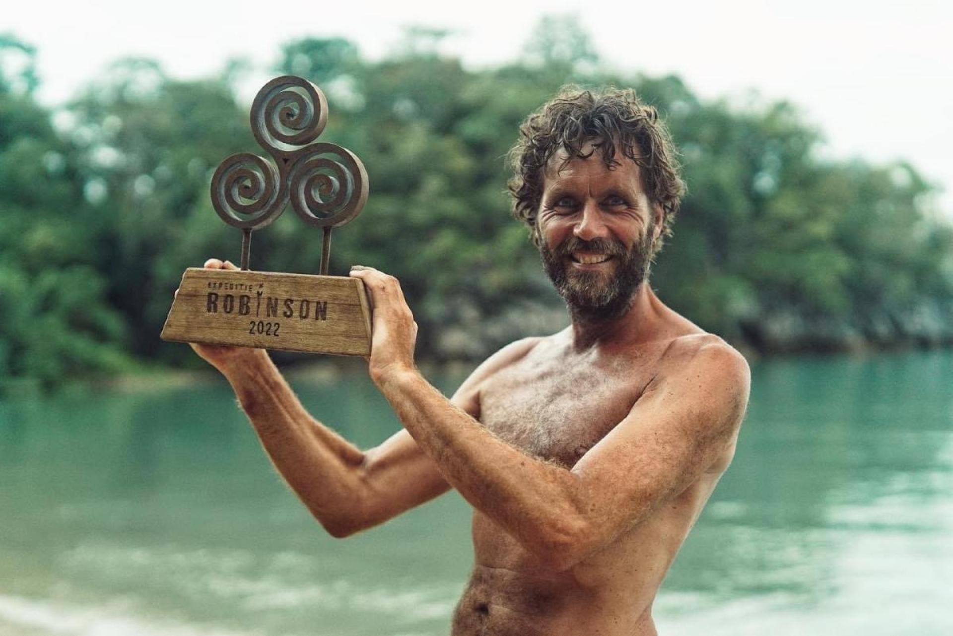 Dennis Wilt met de trofee van Expeditie Robinson 2022.