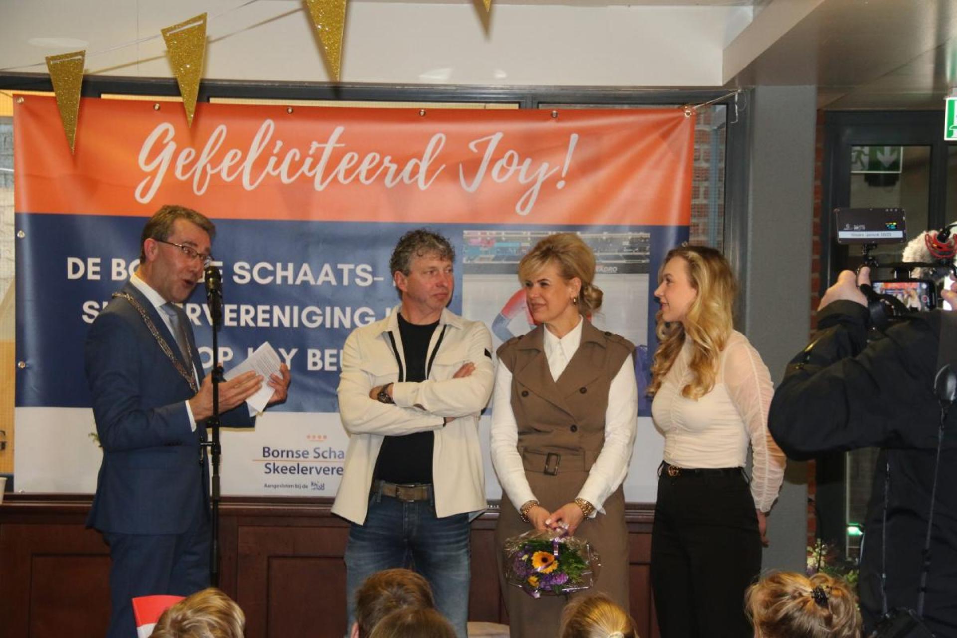 Burgemeester Jan Pierik betrekt de ouders Diane en Edwin van Joy Beune in de huldiging.