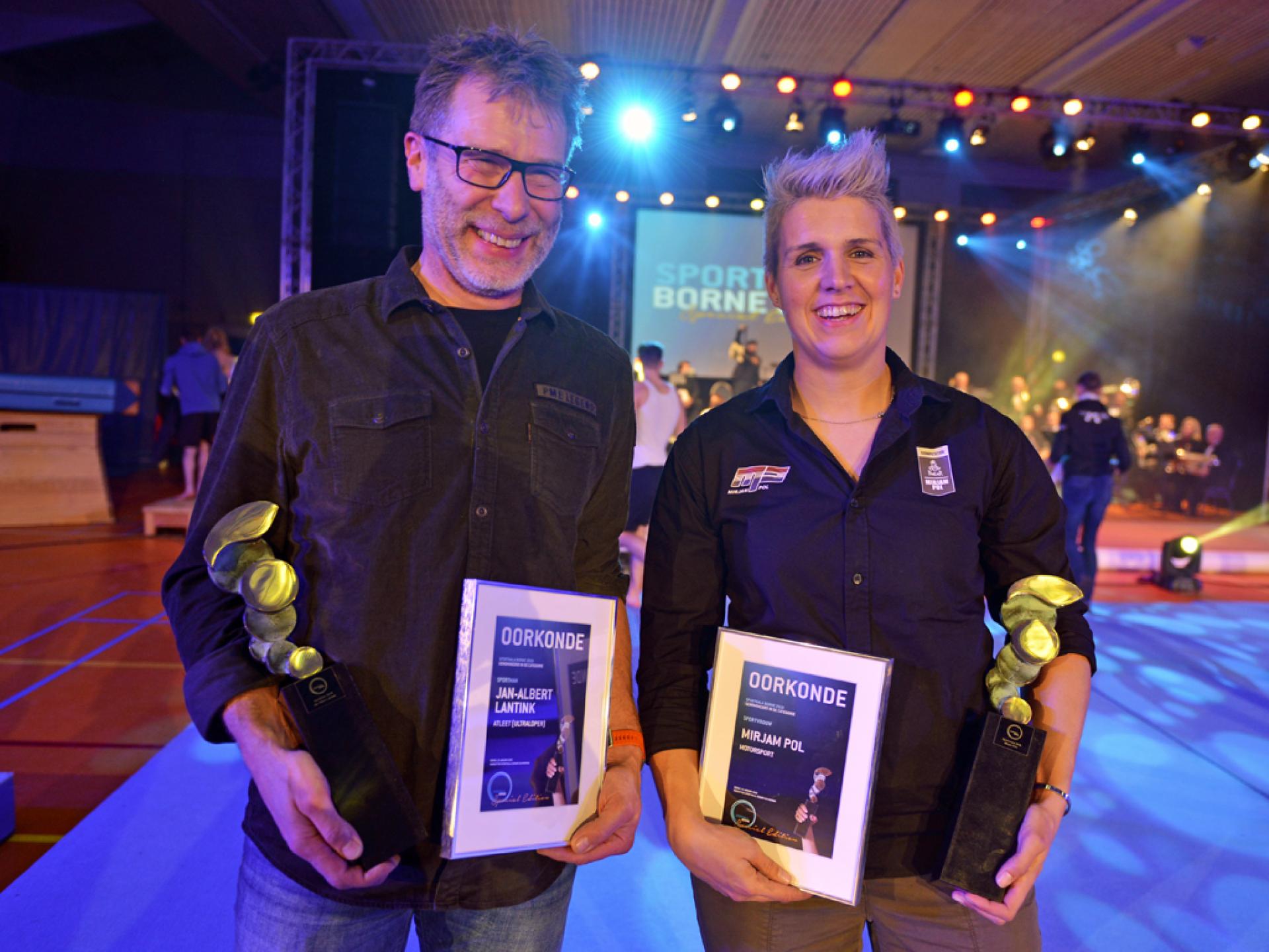 Sportvrouw 2019 Mirjam Pol en Han Vaalt, die de prijs in ontvangst nam namens Sportman 2019 Albert-Jan Lantink. Foto © Stan Geerdink